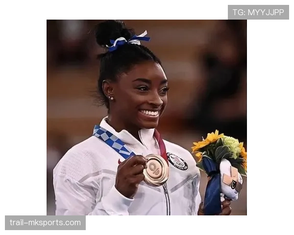 西蒙·拜尔斯每天喝的蛋白粉够我吃一个月工资